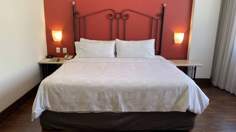 Holiday-Inn-Guadalajara ベッド
